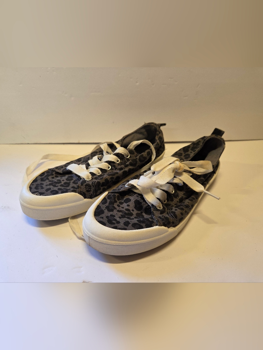 Women’s Leopard Print Canvas Sneakers - Gray Size 7